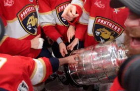 Floridas "Panthers" Atkārtoti Izcīna Stenlija Kausu, Vēsturiskas Svinības Aizēno Kausa Bojājums