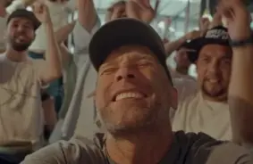 Gacho ar dziesmu "Vējiem līdzi" aicina ļauties vasaras bezrūpībai un skriet dzīvei pakaļ