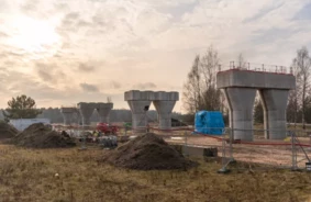 Gadsimta projekts vērienīgi iegūst aprises: "Rail Baltica" viadukts pie Rīgas lidostas sasniedz 85% pabeigtību