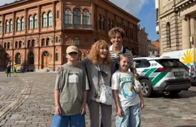 Galkina un Pugačovas ģimenes idille Vecrīgā: slavenību atpūta Zinību dienā ar vēstures elpu un fanu sajūsmu