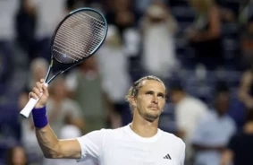 Galvenais favorīts Aleksandrs Zverevs ar spraigu uzvaru iesoļo Toronto "ATP 1000" trešajā kārtā