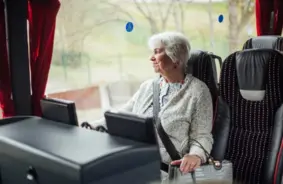 Gandrīz 70% Latvijas senioru atzīst: reti tiekas ar radiem un draugiem