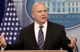 Ģenerālis Makmasteris: Putins Aļaskā pret Trampu izmantos četrus ietekmēšanas paņēmienus