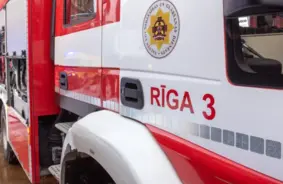 Granīta ielā Rīgā izcēlies paaugstinātas bīstamības ugunsgrēks metāla atkritumu kaudzē; apkārtni aptvēruši biezi dūmi