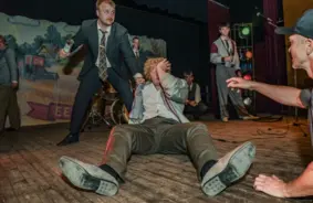 Hārdroks, alkohols un mīlestība: Top jauna Latvijas un Igaunijas kopražojuma komēdija "Ar seju dubļos"