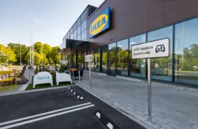 IKEA sper vēsturisku soli: Plastmasas stiprinājumu maisiņus nomaina pret papīra brīnumu, iezīmējot jaunu ēru ilgtspējā