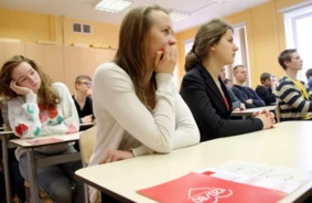 Iedzīvotāju kvēlais atbalsts agrākai pedagogu pensijai atduras pret budžeta realitāti