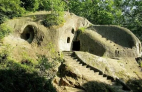 Iegrebts akmenī un klusumā: atklājiet maģisku alu klosteri, kas valdzina dvēseli