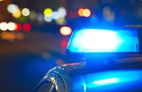 Ieslodzījuma vietu pārvaldei jaunas pilnvaras: zilās bākugunis plašākai ieslodzīto konvojēšanai