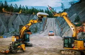 Igauņu teātris pārsteidz: Šekspīra Romeo un Džuljeta uzvests ar traktoriem un smago tehniku