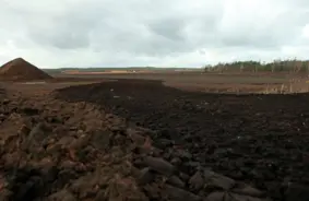 Ilgstošie lieti paralizē Latvijas kūdras ieguvi: nozare lūdz izsludināt ārkārtējo situāciju