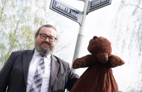 Imanta Liepiņa satīriskā grāmata "Pasakas par lopiem" – smiekli caur asarām par Latvijas realitāti