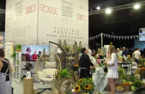 Inovāciju eksplozija "Riga Food 2025": sēņu kombuča, liofilizēta medus kūka un proteīniem bagāti gardumi valdzina Ķīpsalā