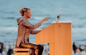 Ivetas Apkalnas maģiskais saullēkta koncerts noslēdz Jūrmalas festivālu