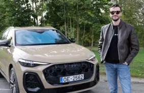 Jaunais "Audi Q5" pie stūres – ar filmu "Tumšzilais evaņģēlijs" zvaigzni Raiti Stūrmani