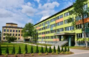 Jēkabpils 2. vidusskolā draudi drošībai: BVKB daļēji aizliedz ēkas ekspluatāciju apmetuma krišanas dēļ