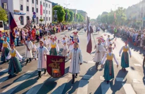 Jelgava Krāsu Virpulī: Vērienīgas Svinības Iezīmēs Pilsētas 760. Dzimšanas Dienu