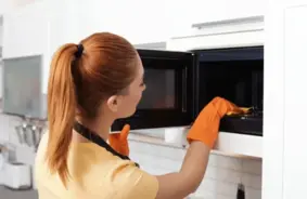 Kā ātri iztīrīt mikroviļņu krāsni? Britu žurnālists atklāj pārsteidzošu risinājumu