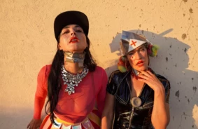 Kad lietus aizskalo pelnus: CocoRosie jaudīgais skanējums satiks Cēsis