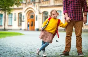 Kad skola kļūst par izaicinājumu: Kā palīdzēt bērnam pārvarēt grūtības ar draudzību, mācībām un motivāciju