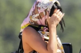 Kailija Dženere aizsāk karstāko vasaras modes tendenci: lakats kā svārki Toskānas saulē