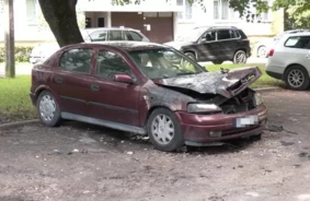 Kamēr saimnieks kafijoja, Kurzemes prospektā liesmas aprīja tikko iegādātu "Opel": kāpēc automašīnas pēkšņi uzliesmo un ko darīt?