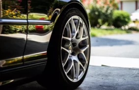 Kāpēc auto riepas ir melnas? Atklājums, kas pārsteidz!