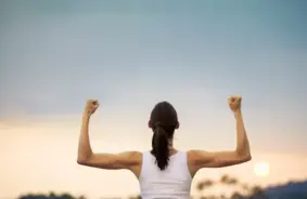 Kāpēc sievietes dzīvo ilgāk? Atklāj fiziskos noslēpumus