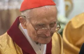 Kardināls Jānis Pujats svin 95. dzimšanas dienu pilnas baznīcas klātbūtnē