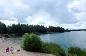 Karjeri – Neredzamās Briesmas Vasaras Veldzē: Kāpēc LVM Brīdina par Peldēšanās Draudiem?