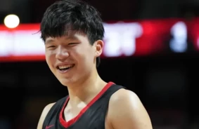 Ķīnas basketbola sensācija Jans Hansens iekaro NBA Vasaras līgu ar savu unikalitāti