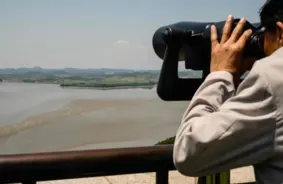 Klusuma vārds: Dienvidkoreja demontē propagandas skaļruņus uz robežas ar Ziemeļkoreju