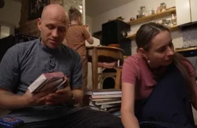 Koferis ar Kamasutru: Uģa Kuģa Šokējošais Atradums Saceļ Vētru “Ģimenē Burkā”