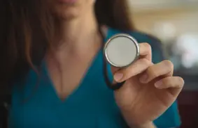 Kompetentākas, elastīgākas, bet vai vairāk? Kā Latvija risina medmāsu trūkumu