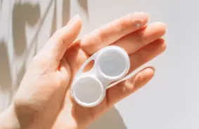 Kontaktlēcas pirmoreiz: Kā atklāt redzes brīvību bez raizēm?