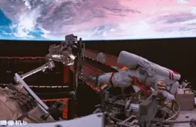 Kosmisko atkritumu dēļ aizkavēta Ķīnas kosmosa kuģa “Shenzhou-20” atgriešanās uz Zemes