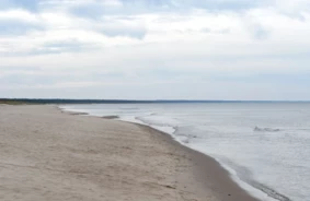 Krasa ūdens temperatūras pazemināšanās Rīgas līča Kurzemes piekrastē: Dabas spēku negaidītais atgādinājums