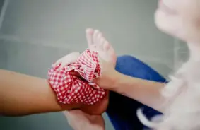 Krāsainie zilumi: no sāpīgas traumas līdz organisma pašdziedināšanās brīnumam