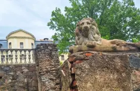 Krāslavas pils grota ar lauvu draud sabrukt: Laika zobs un vandāļi posta vēstures liecinieci Latgalē