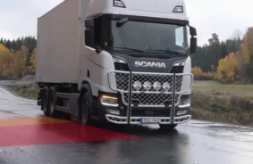 Kravas auto drošība: Kā tehnoloģijas un apmācības mazina riskus uz ceļa?