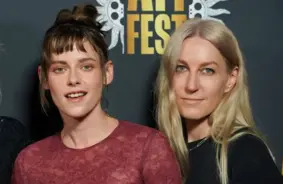 Kristena Stjuarte un Dilana Meiere kopā uz sarkanā paklāja filmas "Ūdens hronoloģija" pirmizrādē