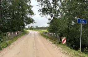 Krūšturu Mīkla uz Zaubes Tilta: Neapšaubāmi Amizants Skats Iekaro Sociālo Tīklu Sirdis