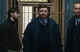 Kultūras notikums ar negaidītu pavērsienu: no filmas “Tumšzilais evaņģēlijs” stenda nozagti rokudzelži