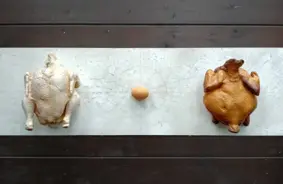 Kūp dūmi, dzimst māksla: Visvaldis Asars ar provokatīvu hepeningu atklāj galerijas “Istaba” jauno sezonu