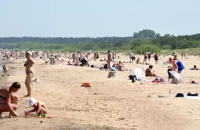 Kur doties peldēties Rīgā un tās tuvumā: Ģimenēm draudzīgas un drošas peldvietas vasaras priekiem