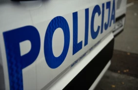 Kvadriciklists ar Krievijas karoga krāsām un bez tiesībām Mežciemā mēģina bēgt no policijas – atmaskojot dziļākas sabiedrības plaisas