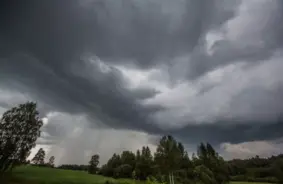 LVĢMC brīdina par pērkona negaisu un stipru lietu: esiet modri!