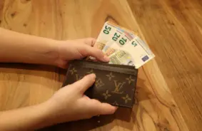 Labklājības ministrija atteicas no papildu atbalsta Krievijas pensiju nesaņēmējiem, seniori paliek neziņā