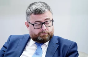 Labklājības ministrijas valsts sekretāra ingus allika ienākumu pieaugums: sabiedrības uzmanības krustugunīs