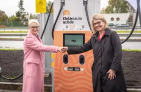 Latvijā atklāts jauns, vērienīgs elektroauto uzlādes tīkls: “VIADA Baltija” un “Elektrum Drive” apvieno spēkus